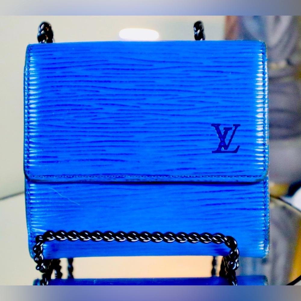 “HOST PICK” Louis Vuitton Epi Porte Monnaie Billets Cartes Credit Wallet